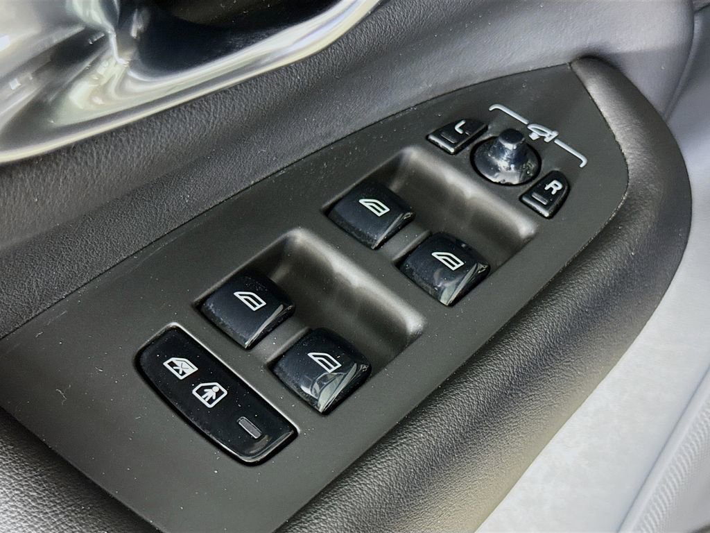 Certified 2025 Volvo XC90 B6 Plus image 18