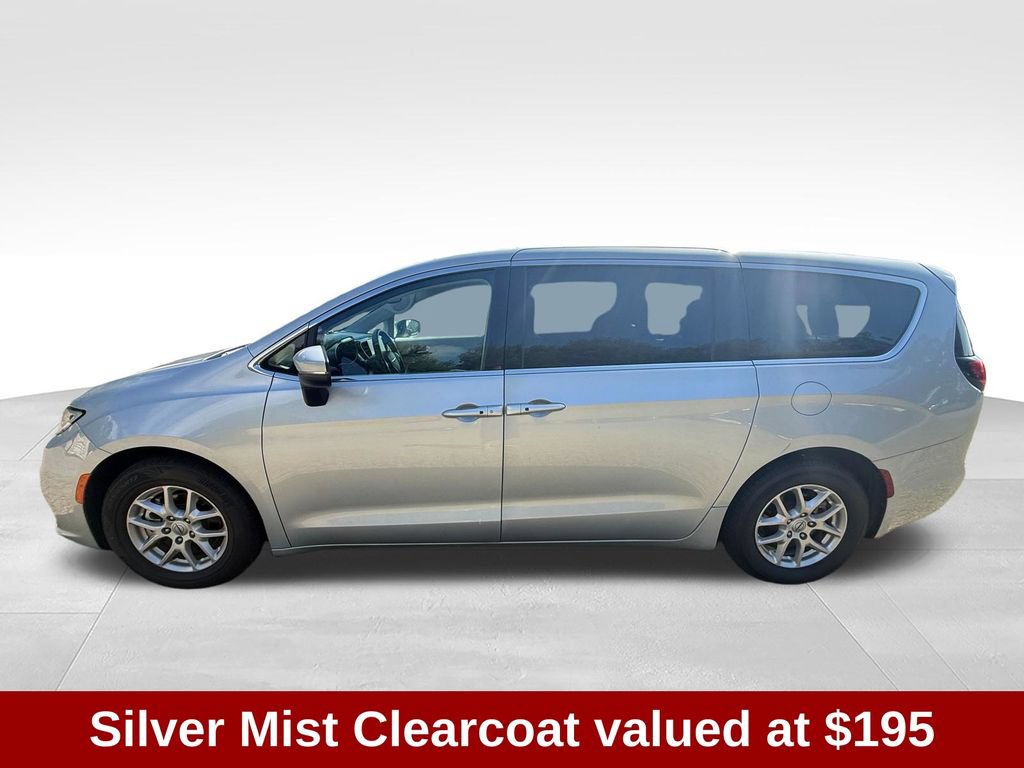 Used 2023 Chrysler Pacifica Touring-L FWD image 3