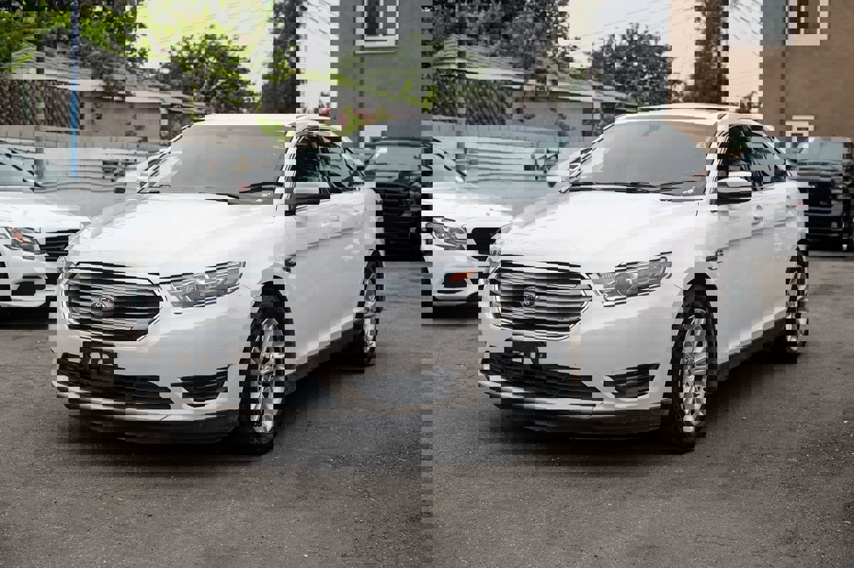 Used 2018 Ford Taurus SEL w/ Equipment Group 201A image 3