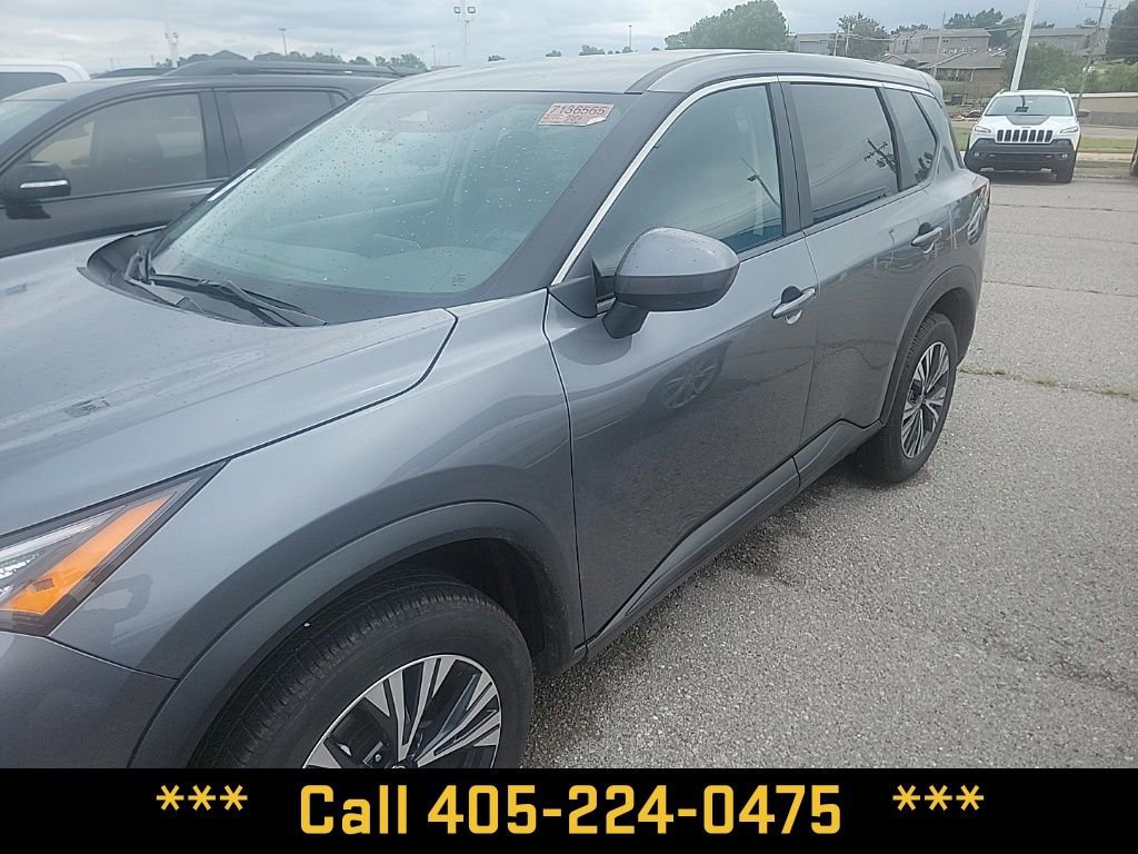 Used 2023 Nissan Rogue SV image 3