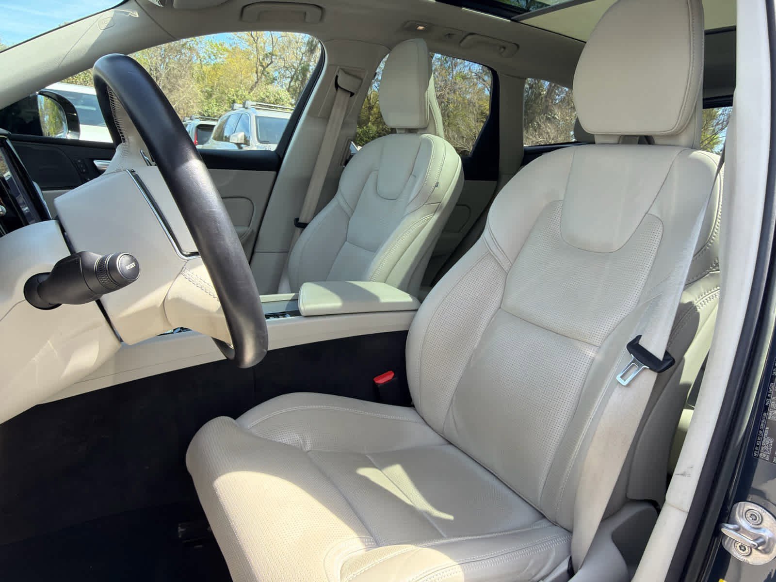 Used 2023 Volvo XC60 B5 Ultimate w/ Climate Package image 26