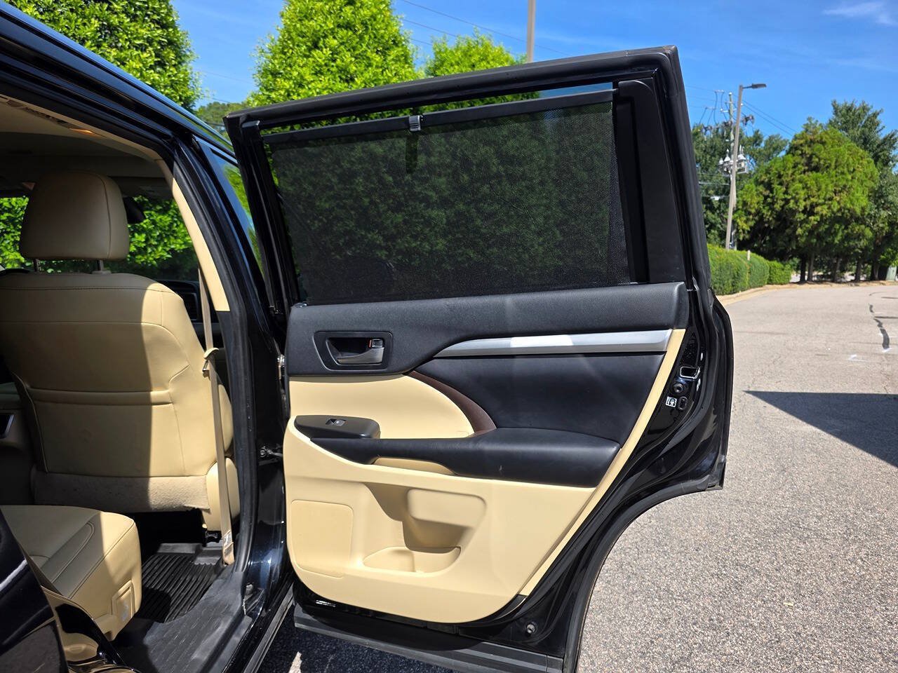 Used 2019 Toyota Highlander XLE AWD/4WD image 34