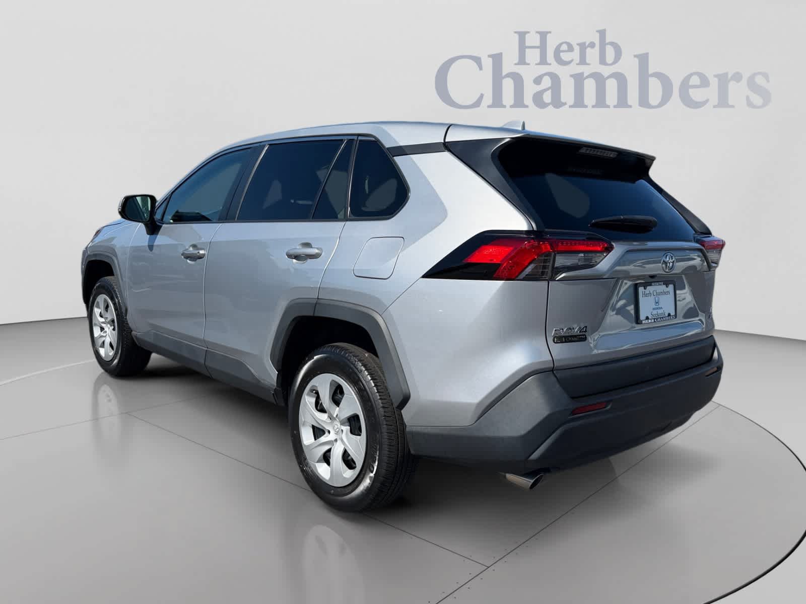 Used 2024 Toyota RAV4 LE AWD/4WD image 3