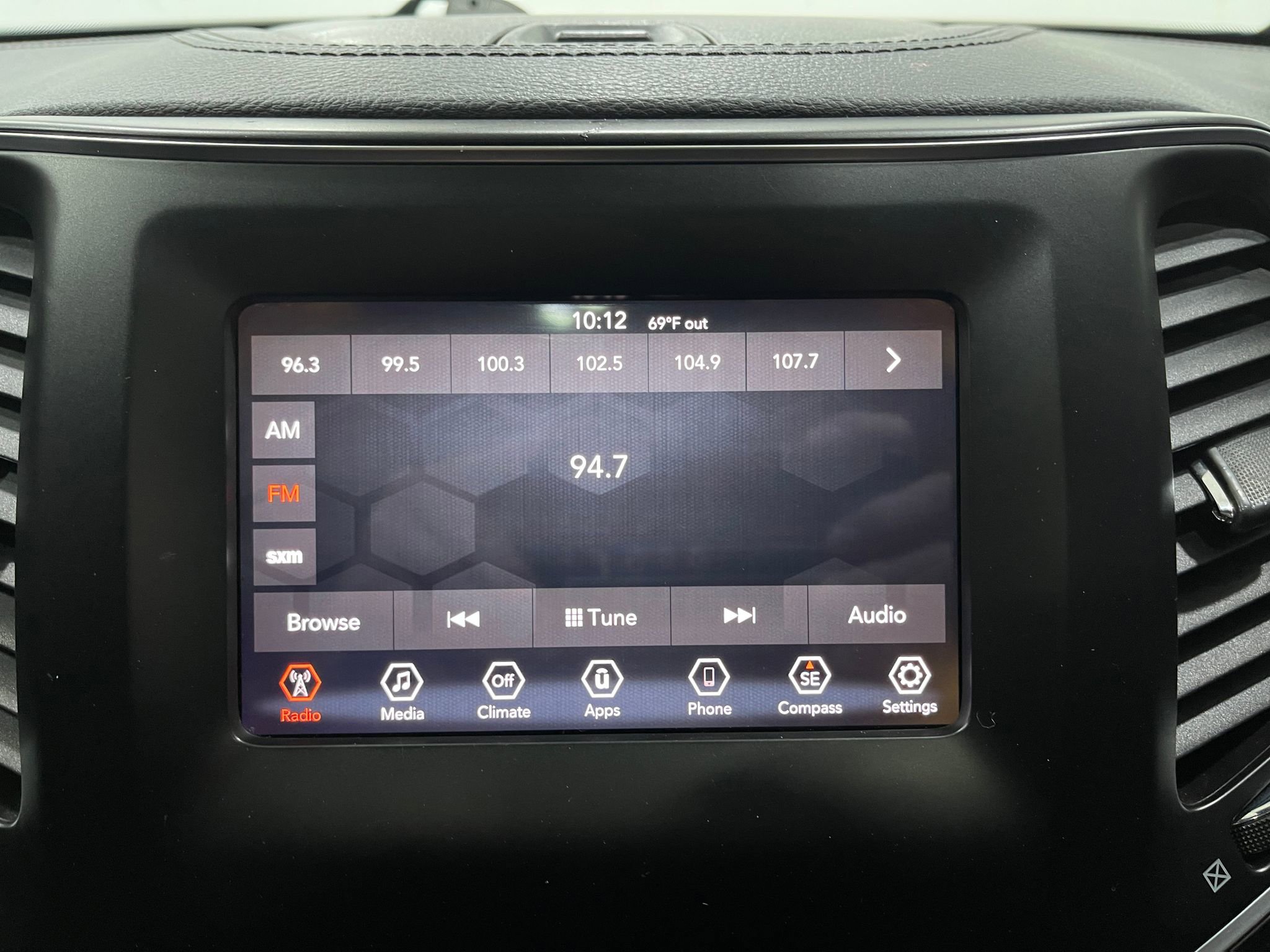 Used 2019 Jeep Cherokee Latitude Plus w/ Comfort/Convenience Group AWD/4WD image 23