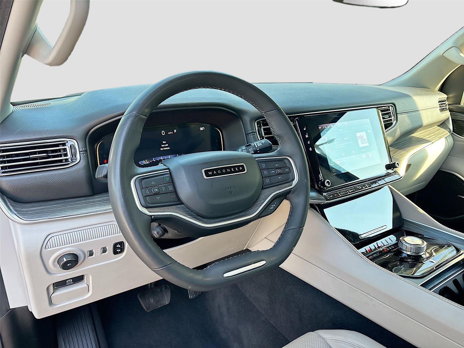 Used 2024 Jeep Wagoneer L Series II RWD image 9