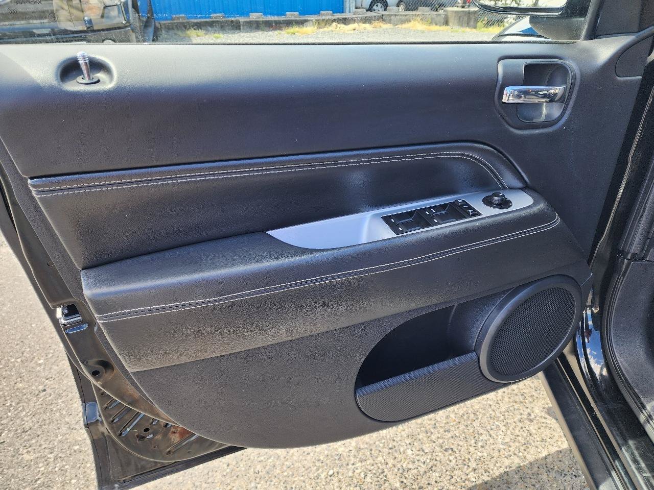 Used 2015 Jeep Compass Latitude FWD image 12