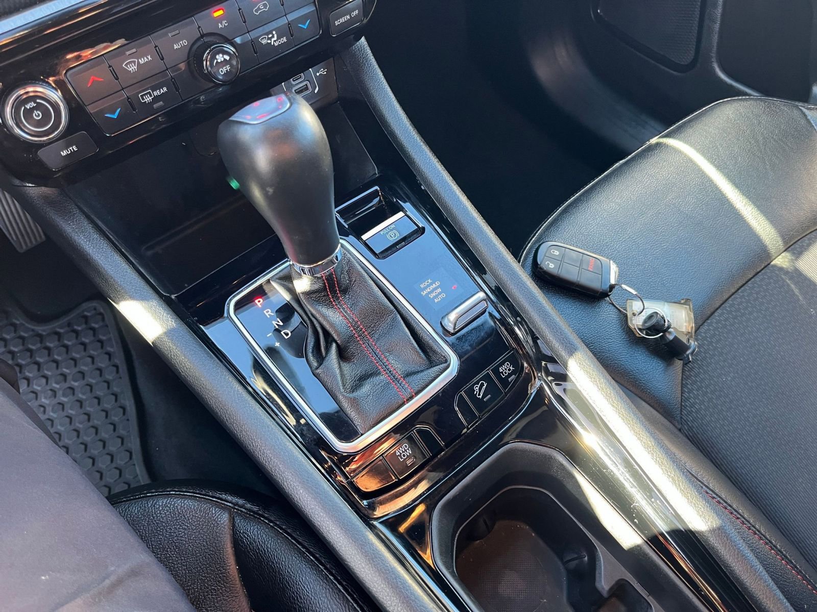 Used 2025 Jeep Compass Trailhawk image 36