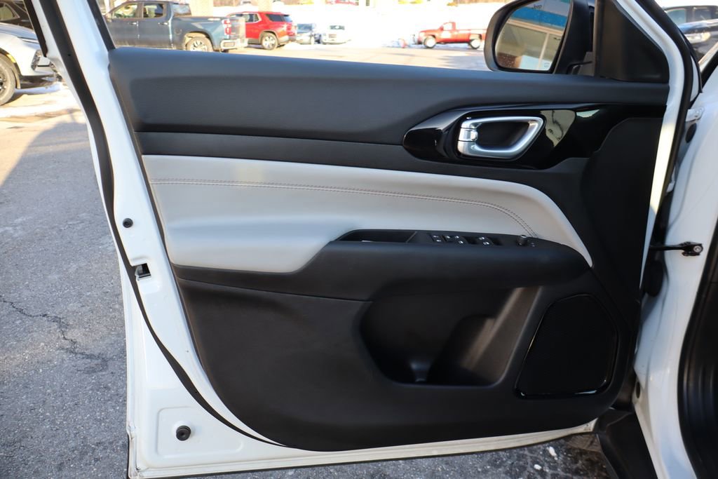 Used 2024 Jeep Compass Limited image 9