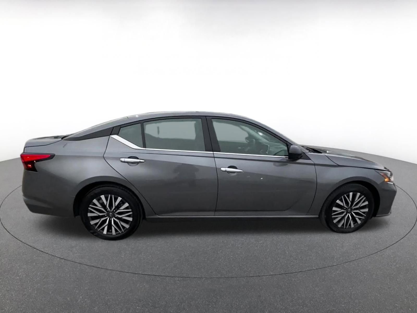 Used 2025 Nissan Altima 2.5 SV image 16