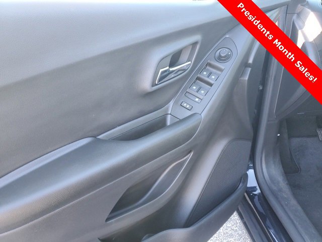 Used 2022 Chevrolet Trax LT w/ LT Convenience Package image 9