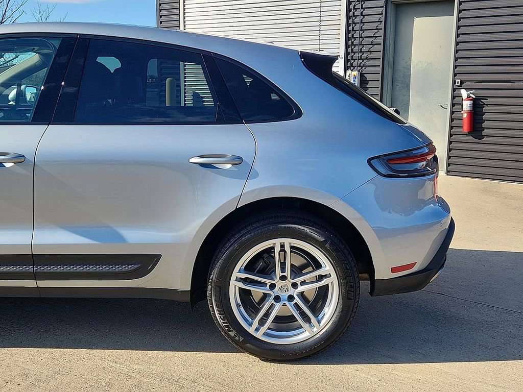 Certified 2025 Porsche Macan image 7