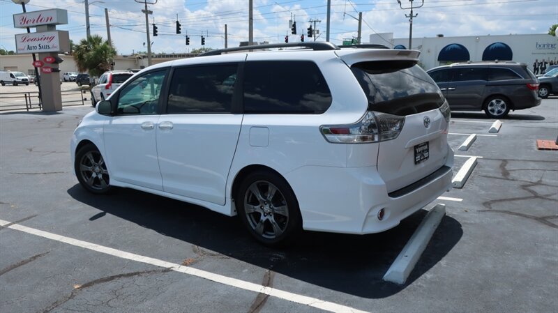 Used 2017 Toyota Sienna SE Premium FWD image 10