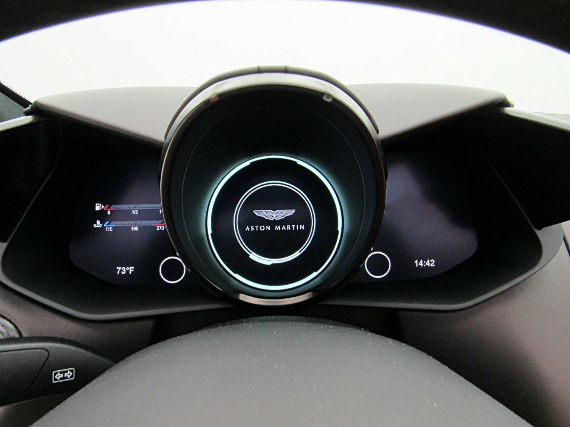 Used 2023 Aston Martin V8 Vantage Roadster RWD image 31
