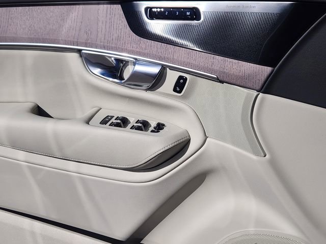 New 2026 Volvo XC90 T8 Ultra w/ Protection Package Premier image 9