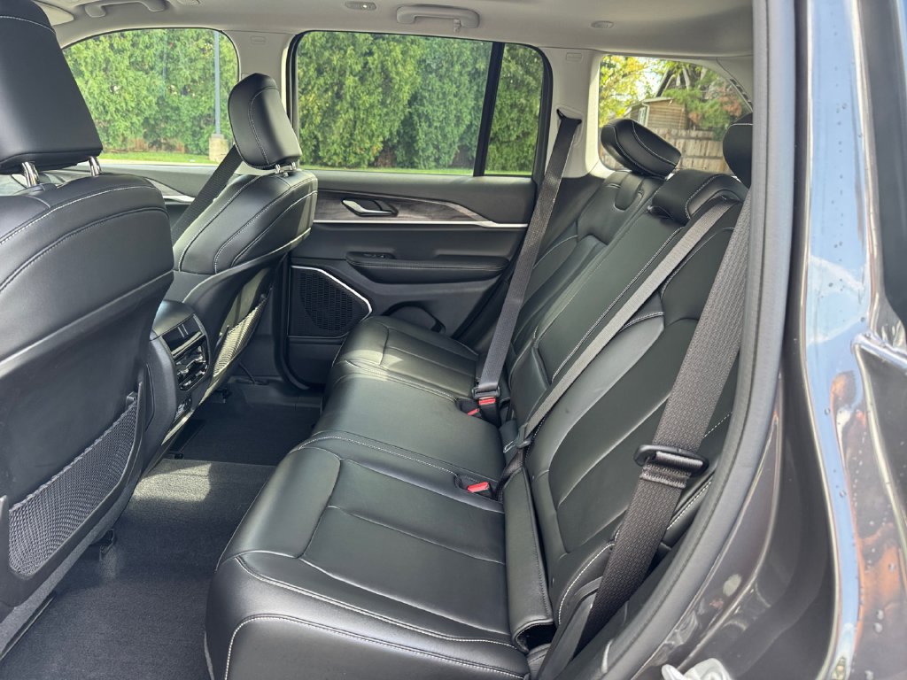 Used 2022 Jeep Grand Cherokee Limited AWD/4WD image 19