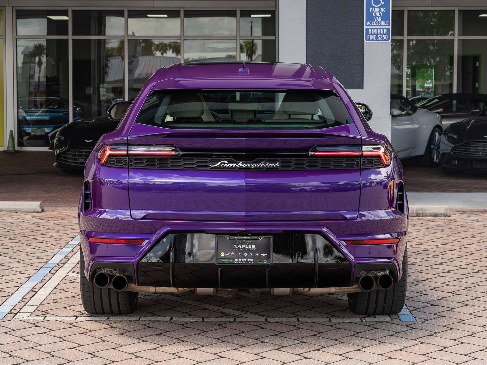 Used 2025 Lamborghini Urus SE AWD/4WD image 35