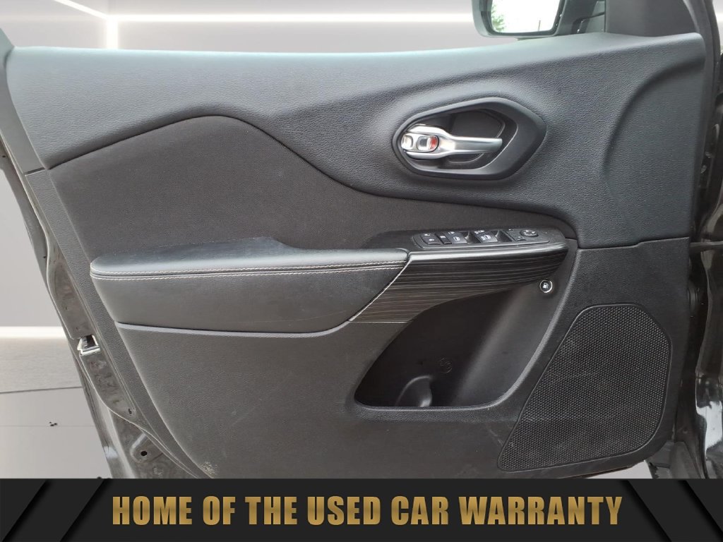 Used 2015 Jeep Cherokee Latitude w/ Cold Weather Group FWD image 12