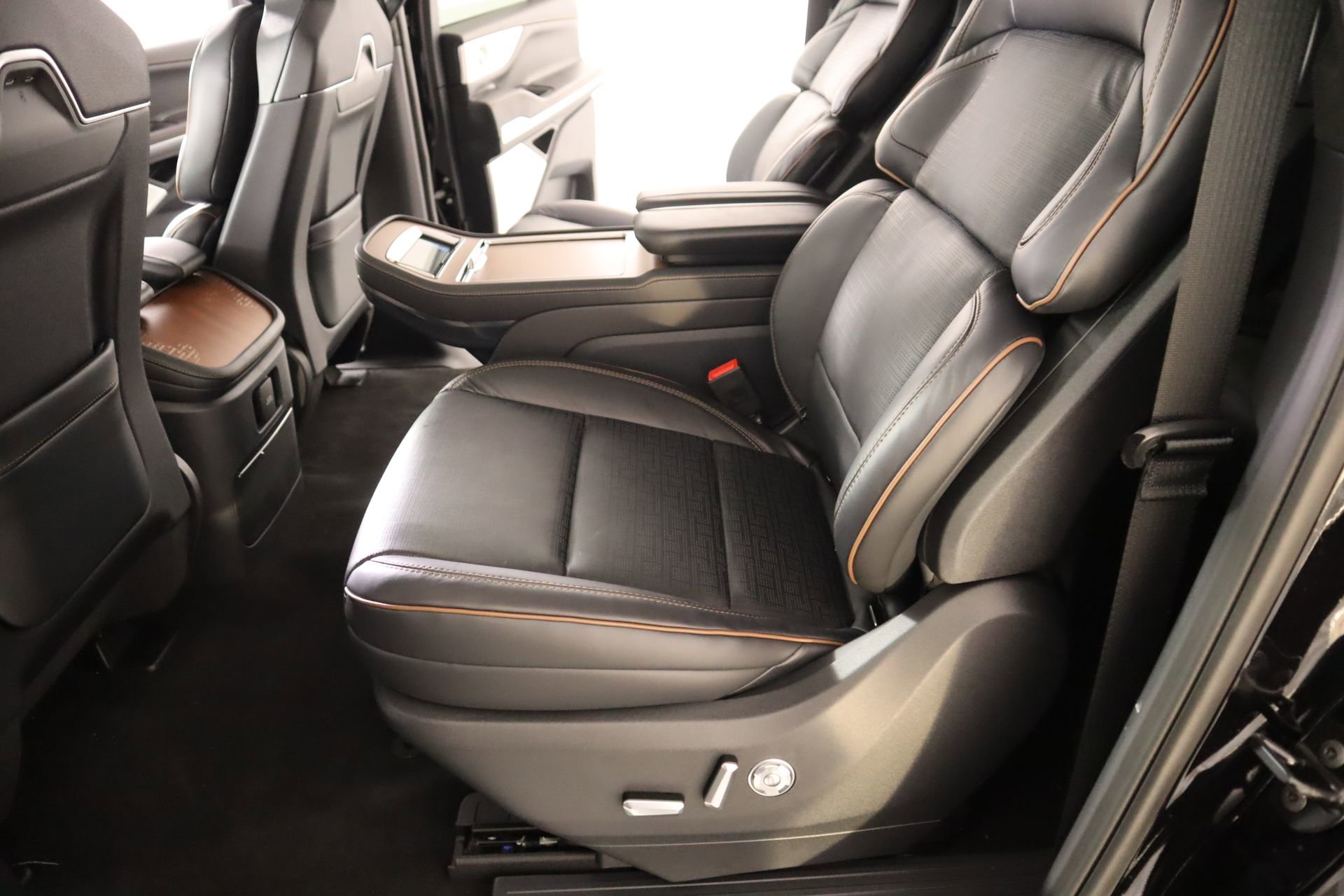 New 2026 Lincoln Navigator L Black Label AWD/4WD image 12