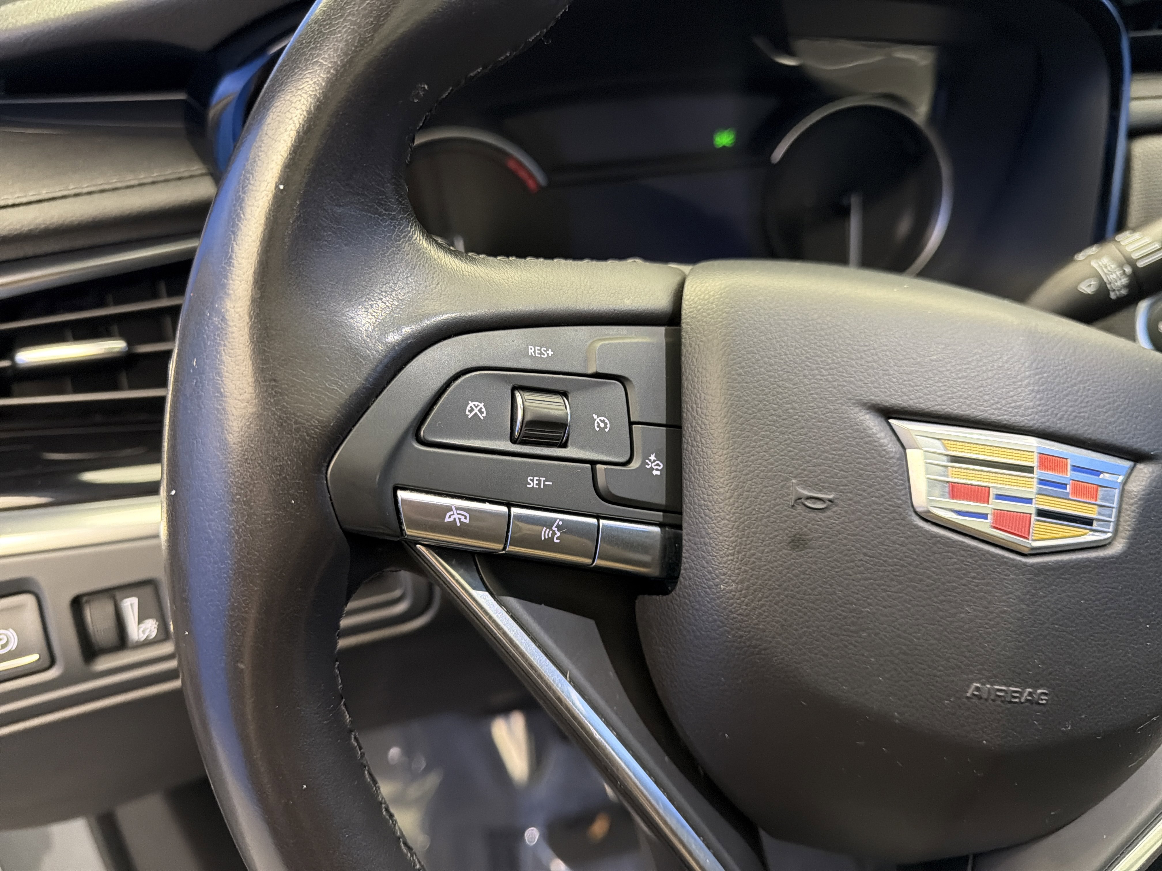 Used 2023 Cadillac XT6 Luxury image 16