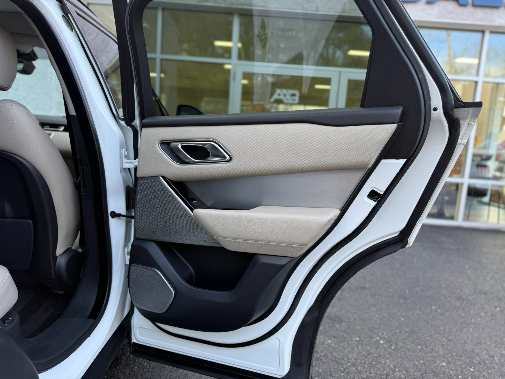 Used 2018 Land Rover Range Rover Velar R-Dynamic SE image 35