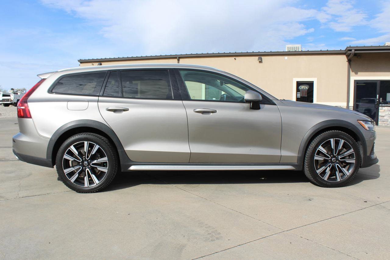 Used 2020 Volvo V60 T5 Cross Country image 33