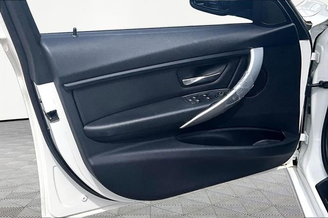 Used 2015 BMW 320i Sedan RWD image 18