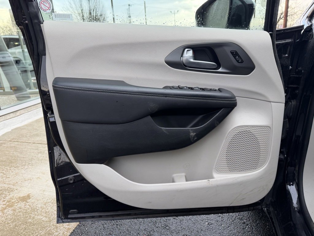 Used 2024 Chrysler Pacifica Touring-L image 11