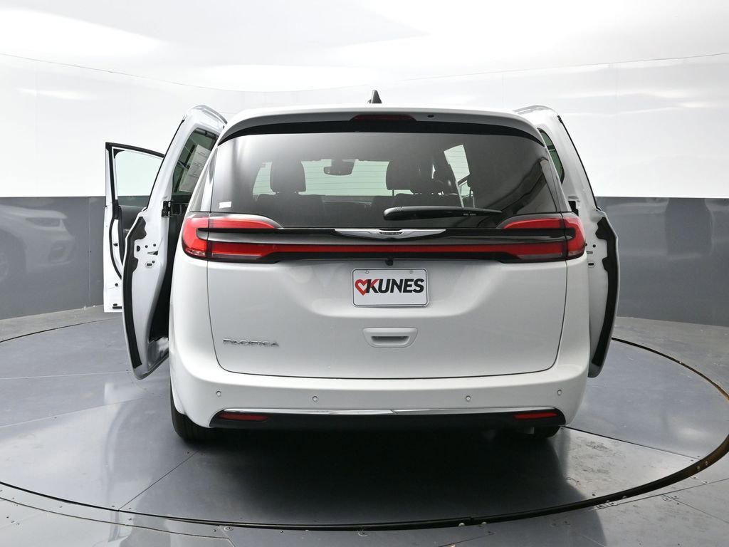 New 2026 Chrysler Pacifica Select image 55