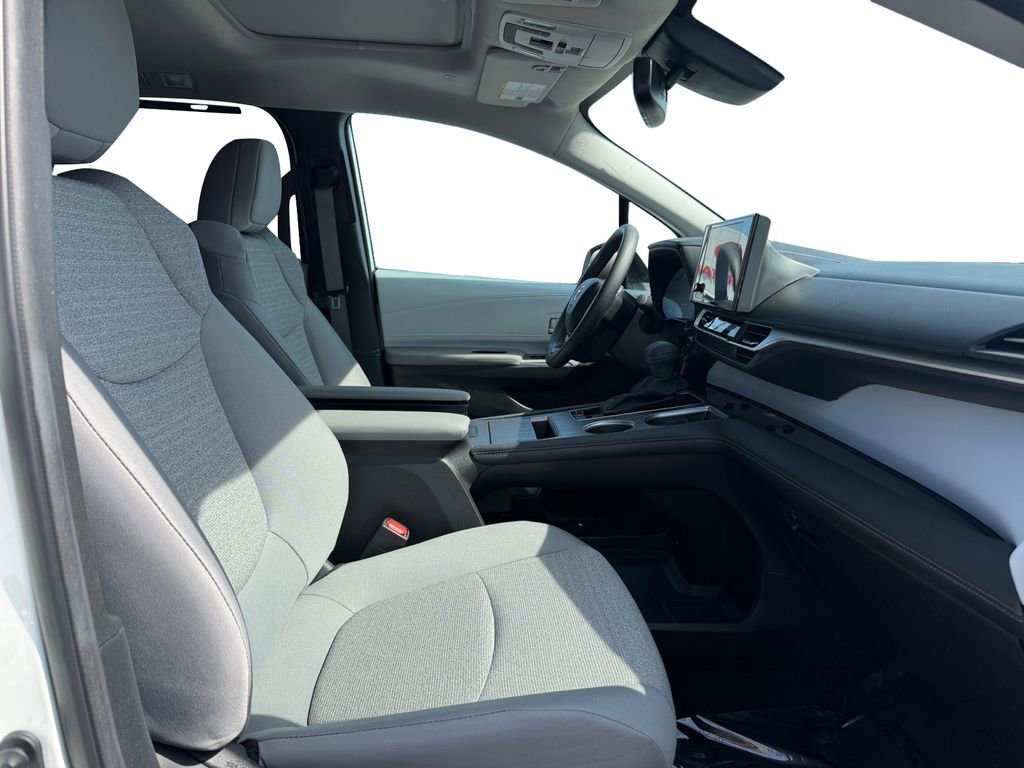Used 2025 Toyota Sienna LE w/ LE Plus Package image 17
