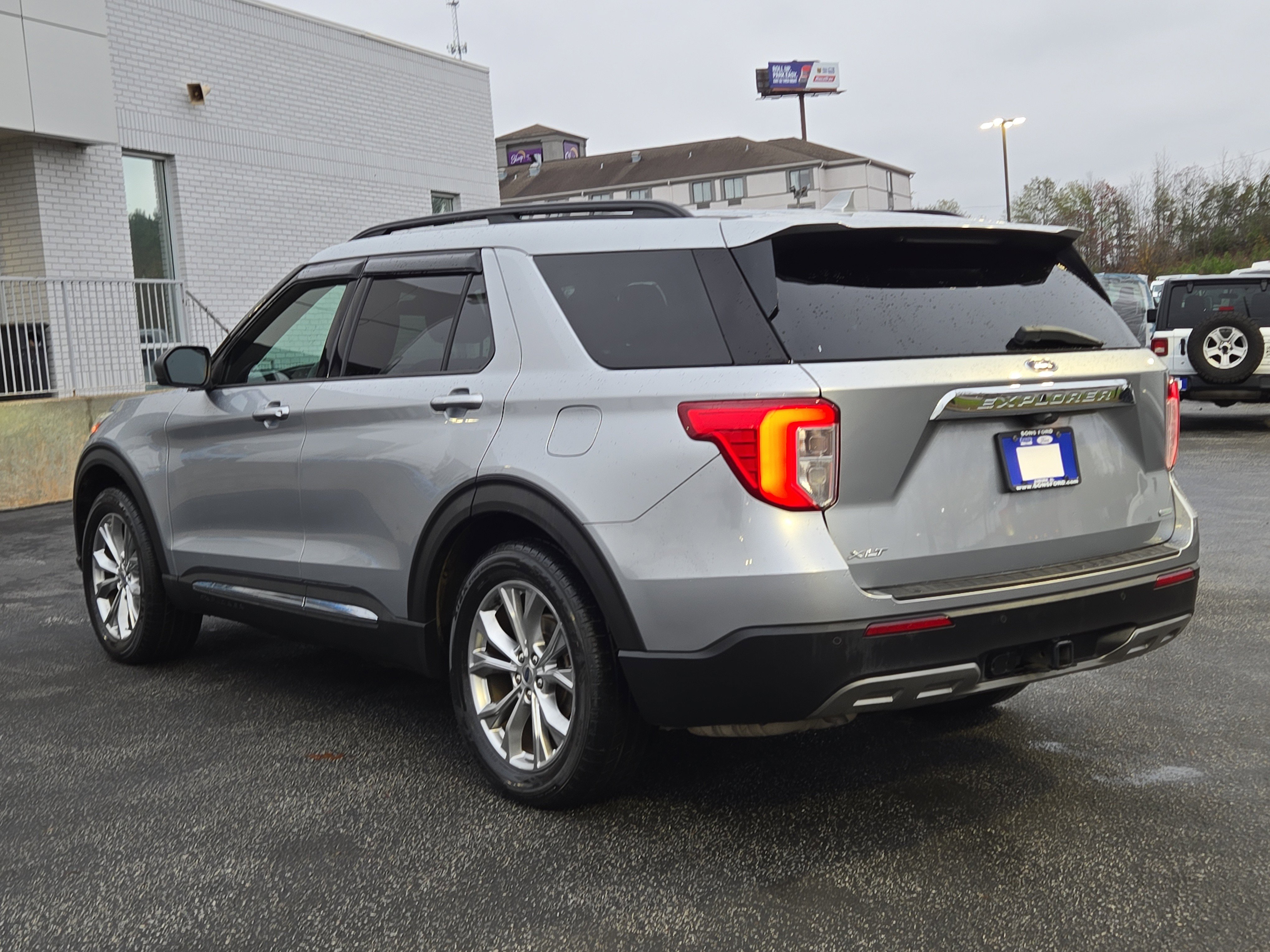 Used 2020 Ford Explorer XLT w/ Equipment Group 202A image 9