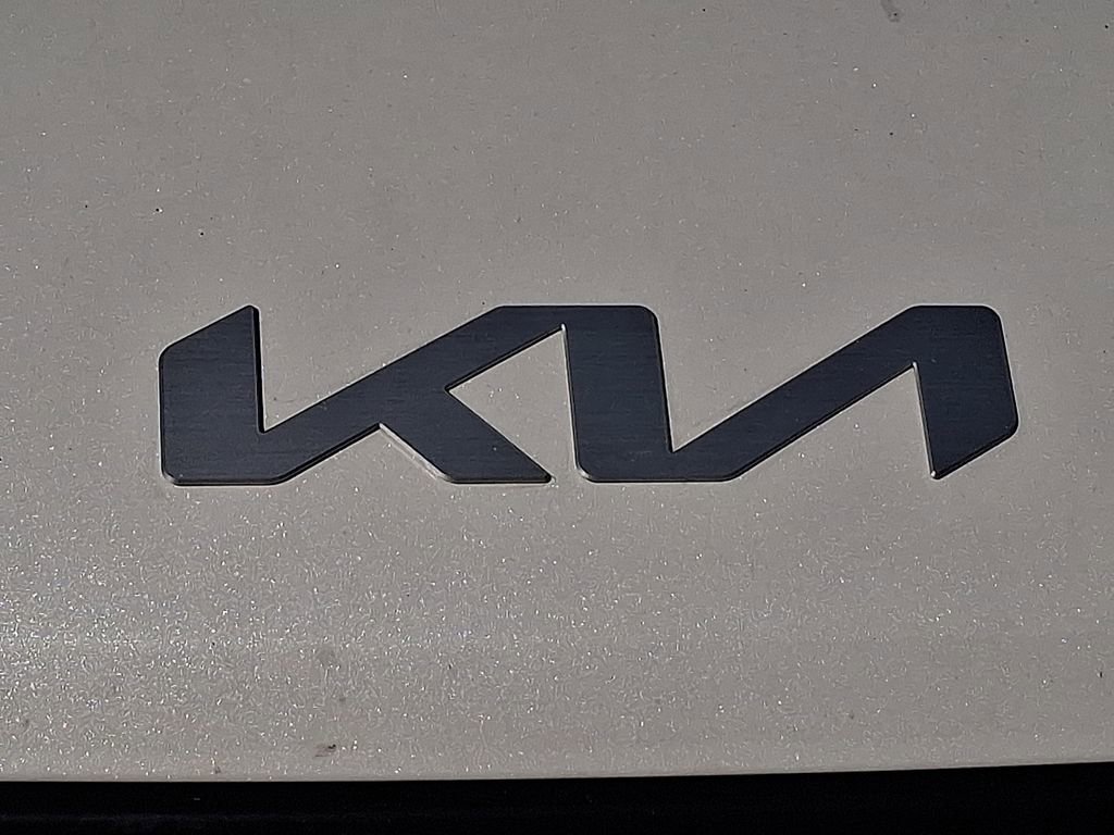 Certified 2024 Kia Carnival LX image 29