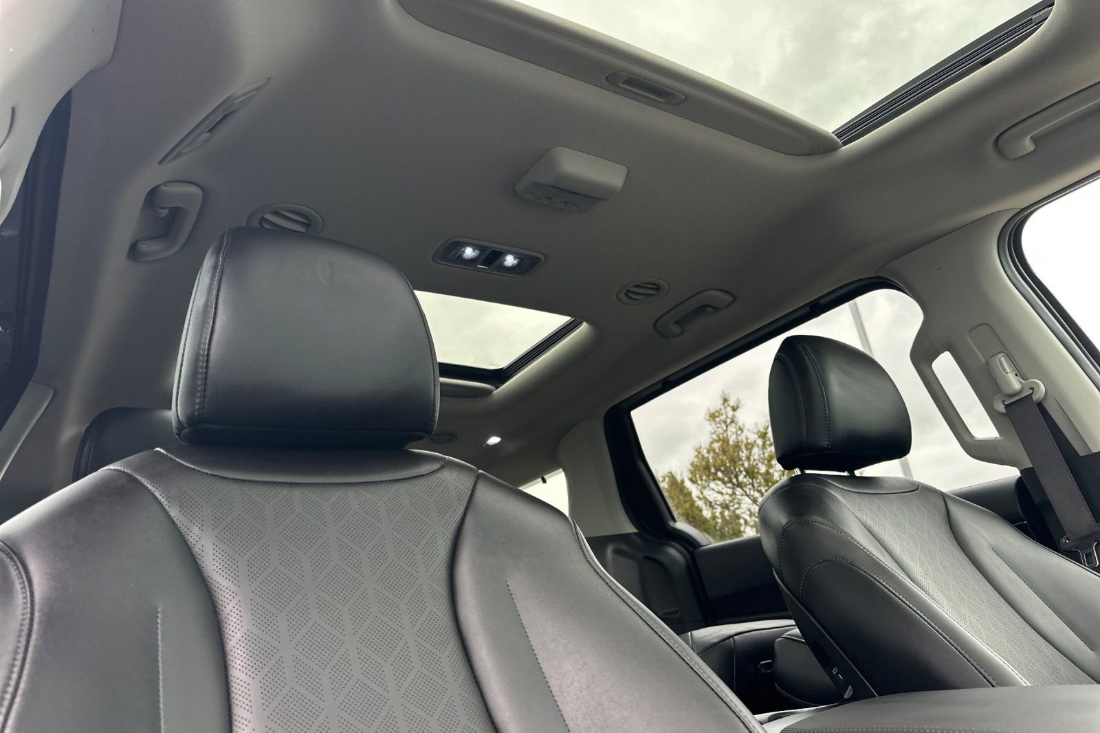 Used 2025 Kia Carnival SX w/ SX Dark Edition Package FWD image 17