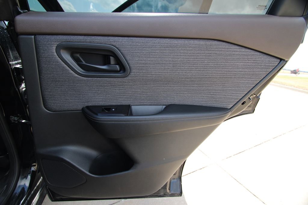 Used 2022 Nissan Rogue S image 37