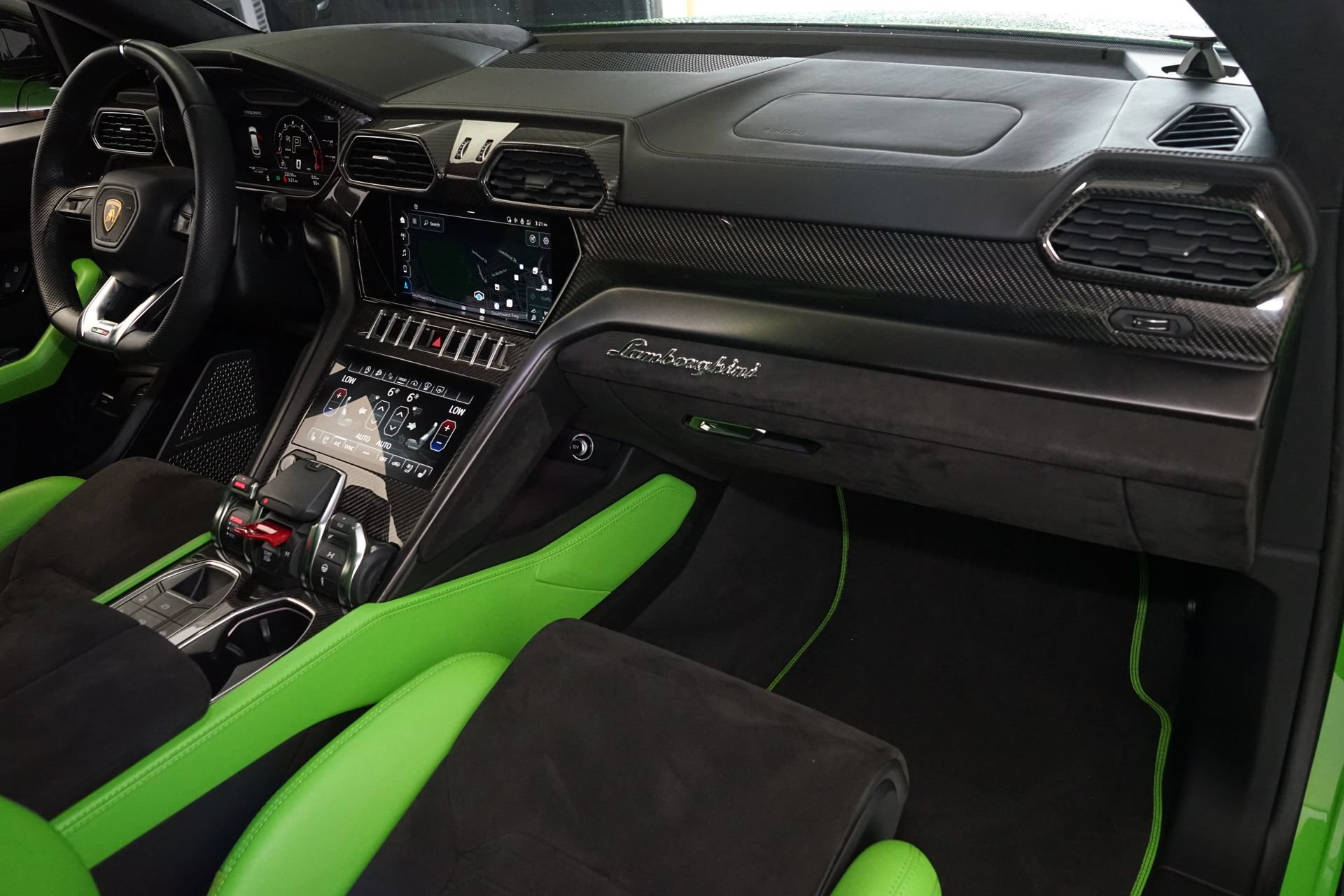 Used 2022 Lamborghini Urus AWD/4WD image 11