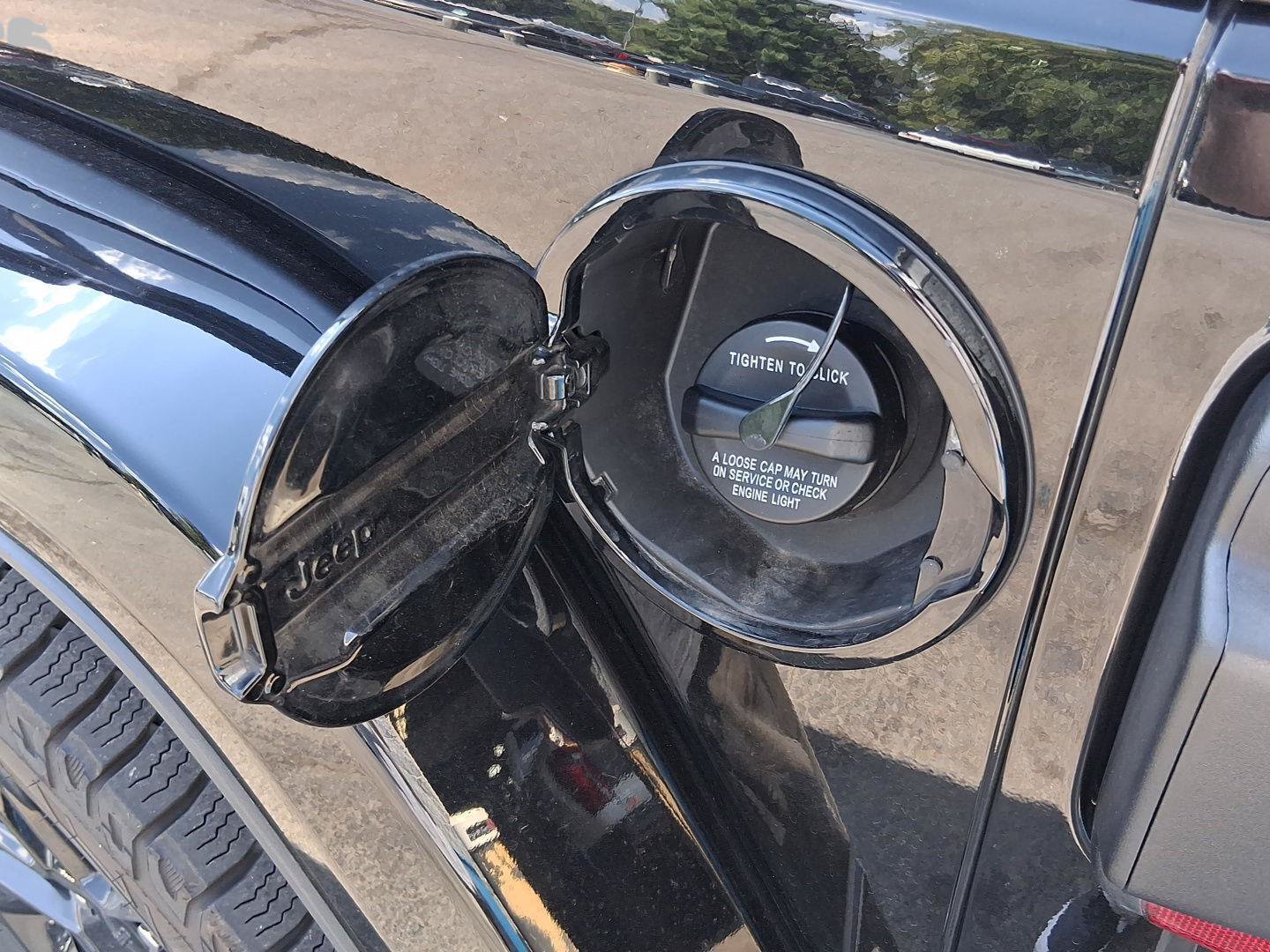 Used 2021 Jeep Wrangler Unlimited Sahara AWD/4WD image 9
