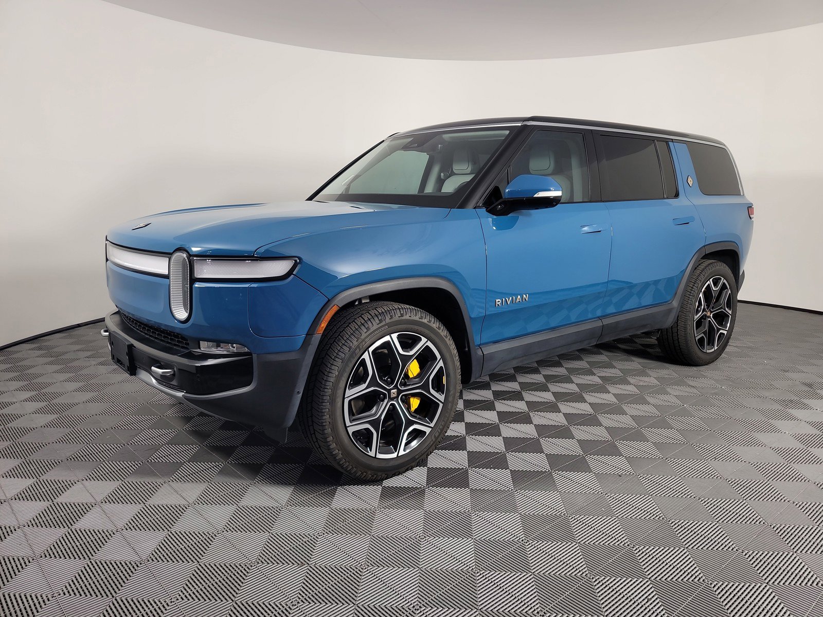 Used 2023 Rivian R1S Launch Edition image 1