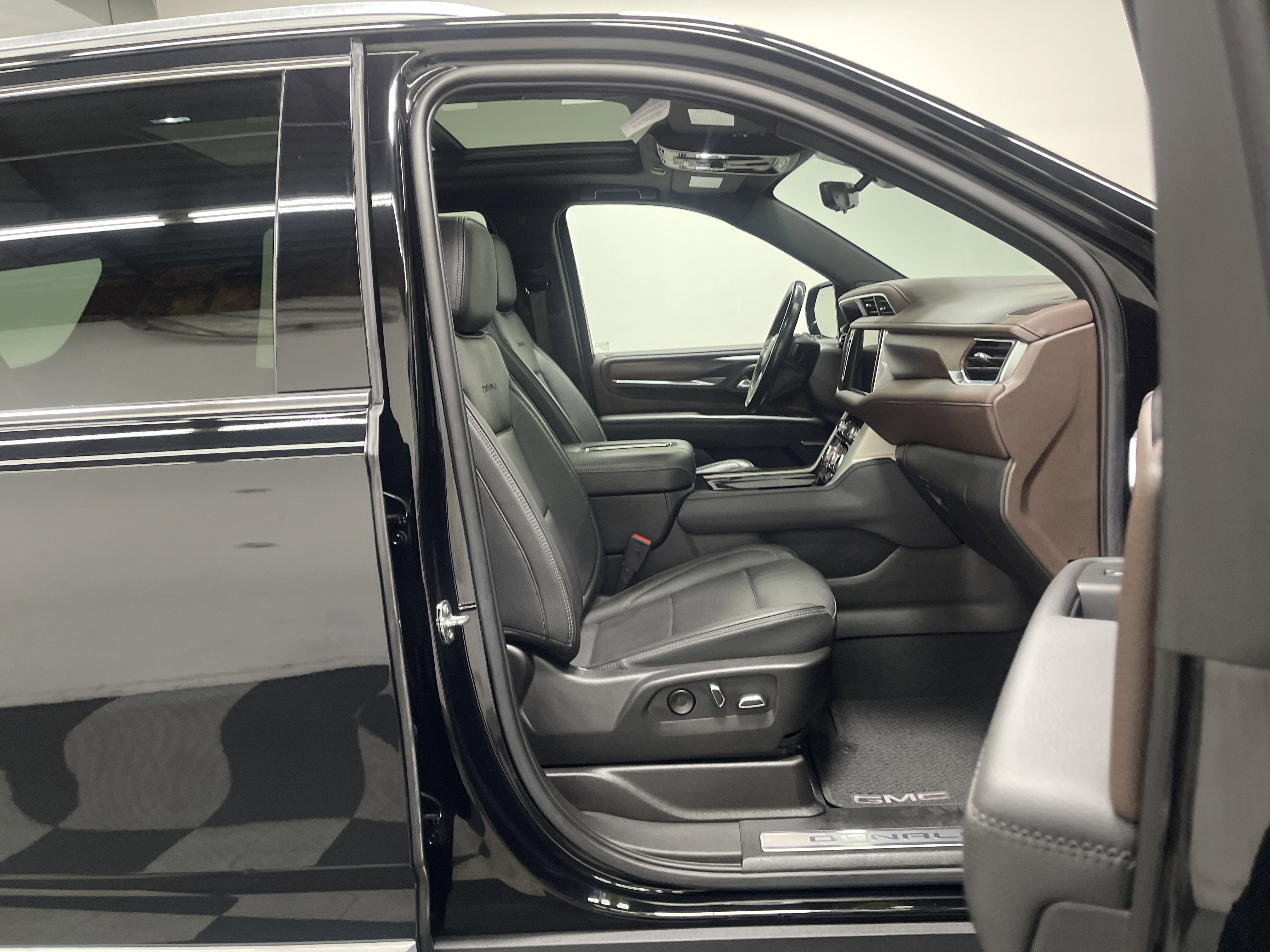 Used 2022 GMC Yukon Denali w/ Advanced Technology Package AWD/4WD image 26