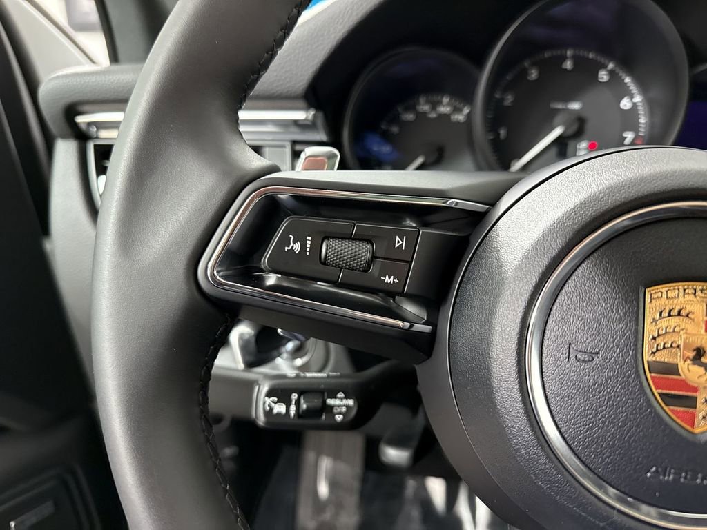Certified 2025 Porsche Macan image 38