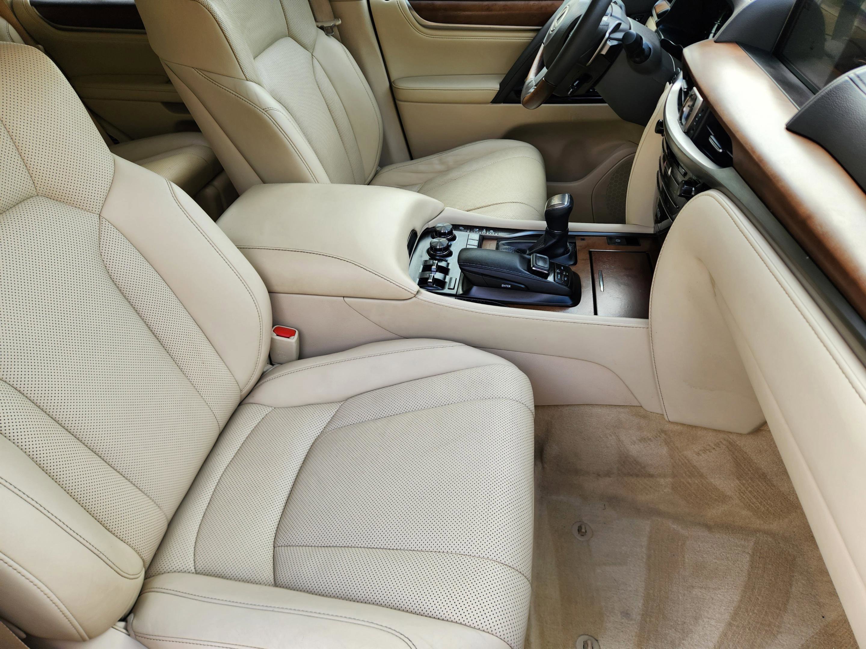 Used 2020 Lexus LX 570 4WD w/ Luxury Package image 30