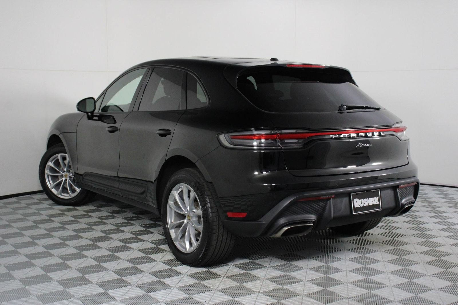 Certified 2026 Porsche Macan AWD/4WD image 3