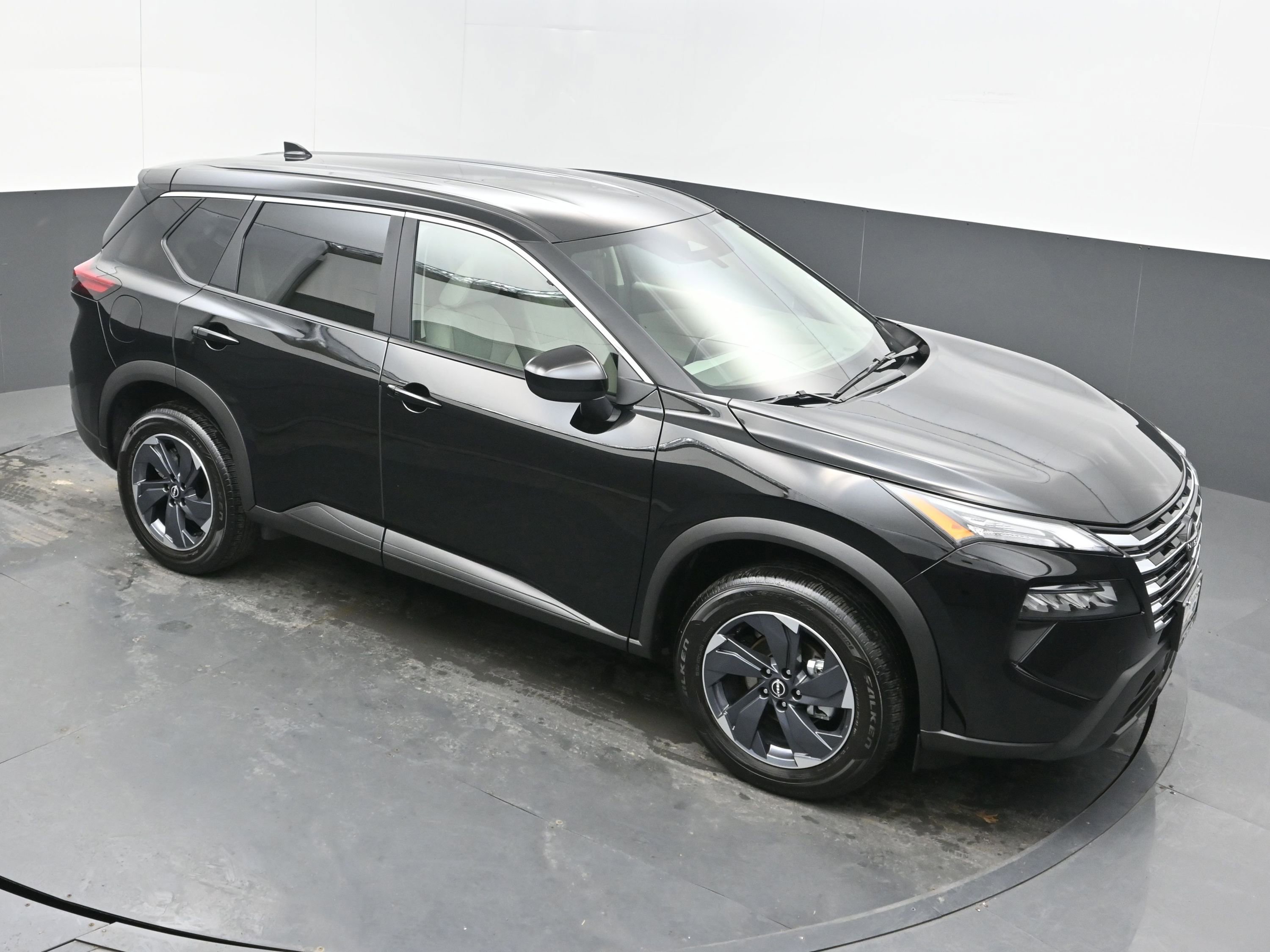 Used 2025 Nissan Rogue SV image 32