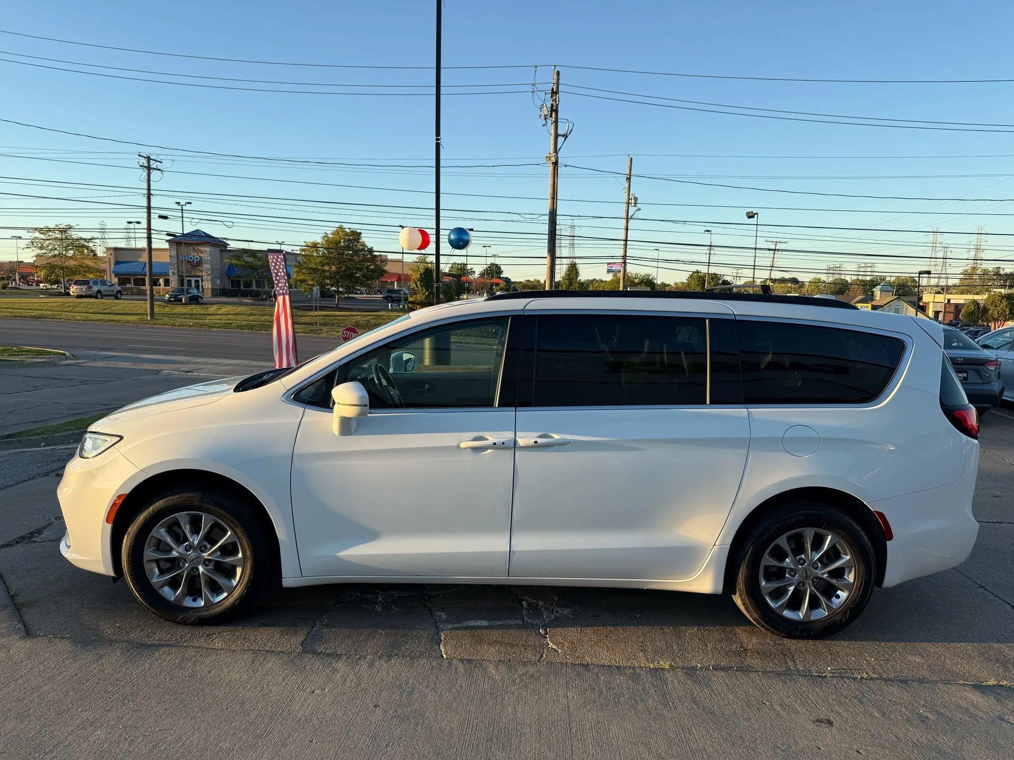 Used 2022 Chrysler Pacifica Touring-L image 7