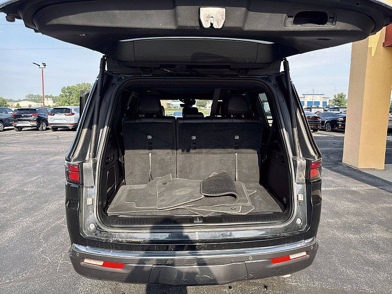 Used 2022 Jeep Wagoneer Series II w/ Convenience Group I AWD/4WD image 17