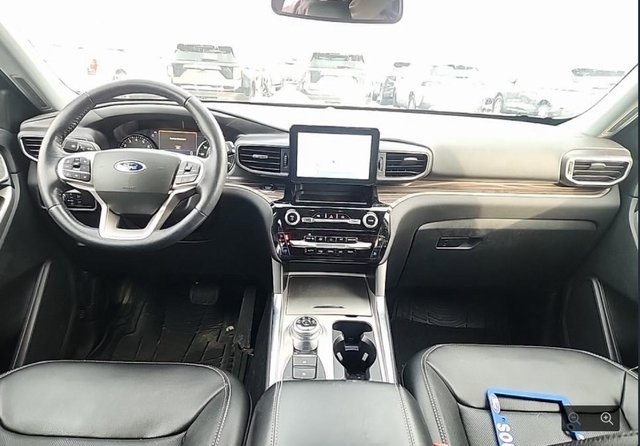 Used 2022 Ford Explorer Limited w/ Equipment Group 301A image 3
