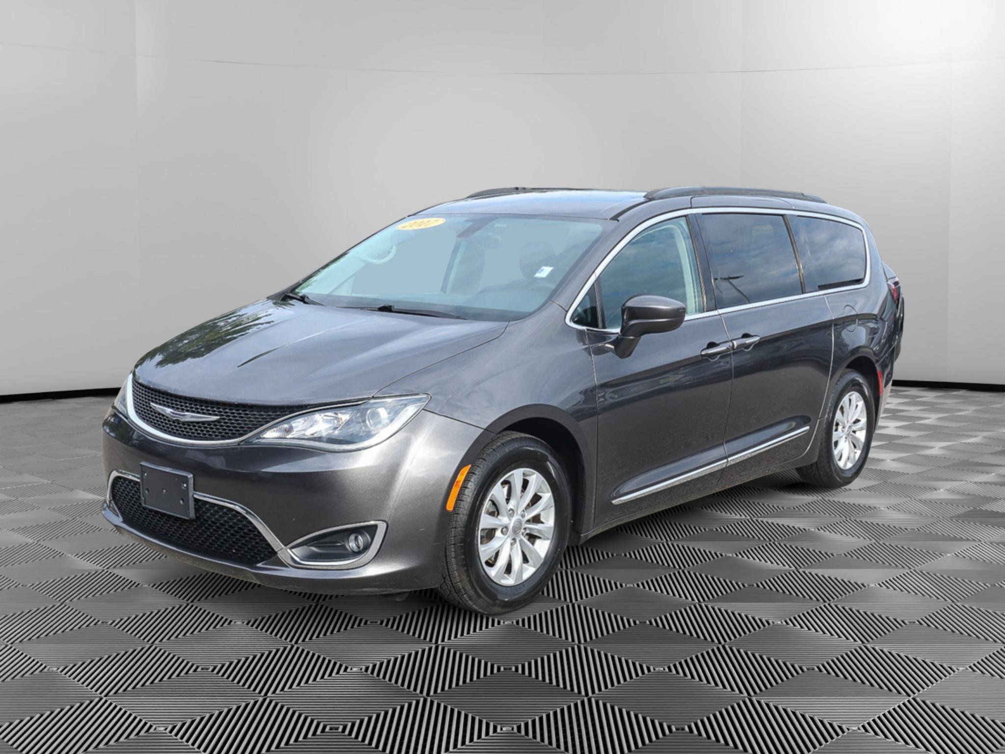 Used 2017 Chrysler Pacifica Touring-L FWD image 2