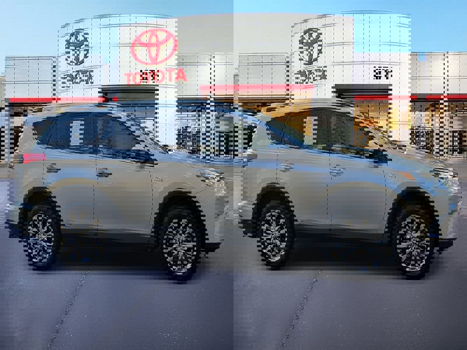 Used 2016 Toyota RAV4 Limited w/ Advanced Technology Package image 4