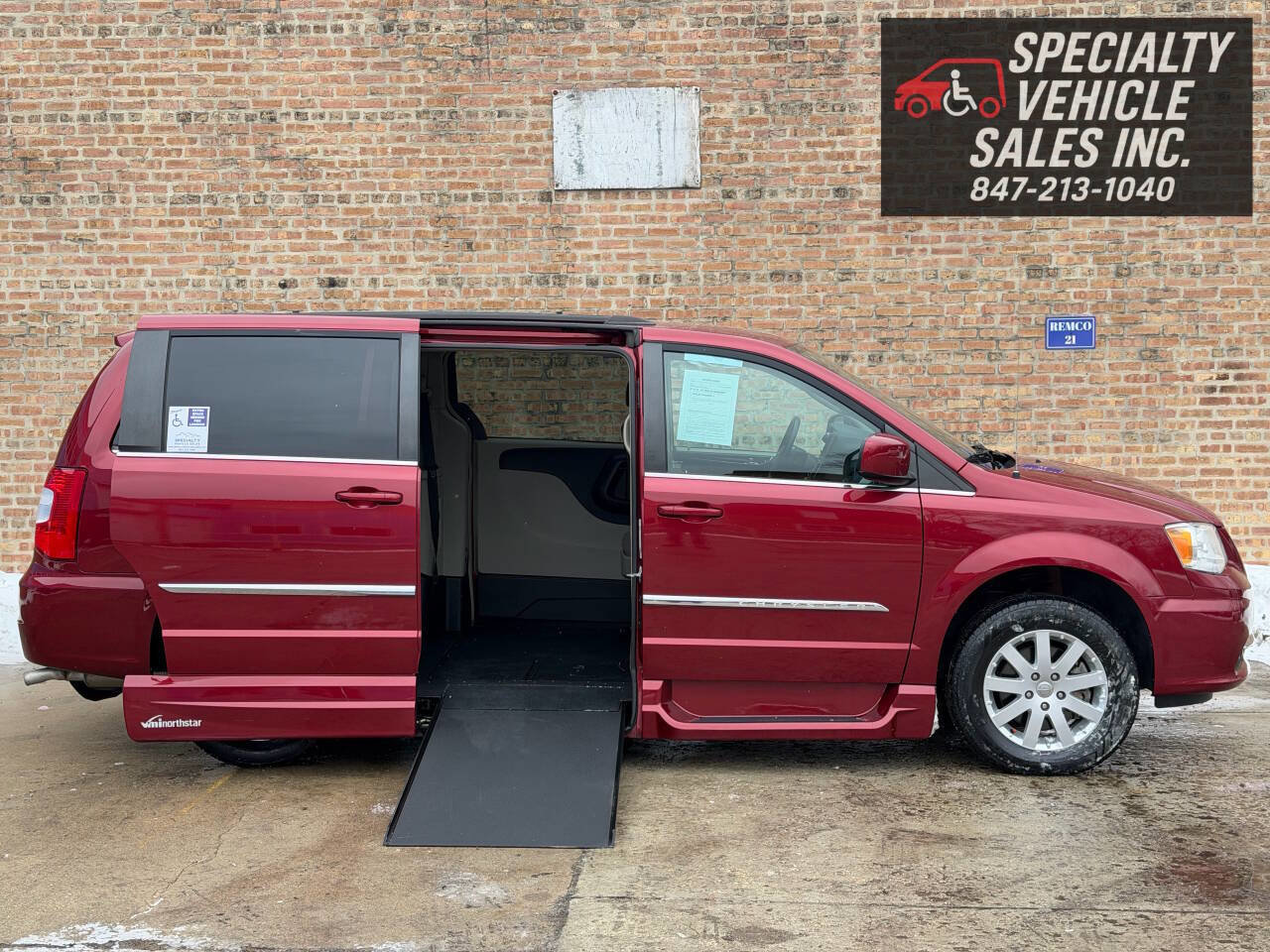 Used 2014 Chrysler Town & Country Touring image 2