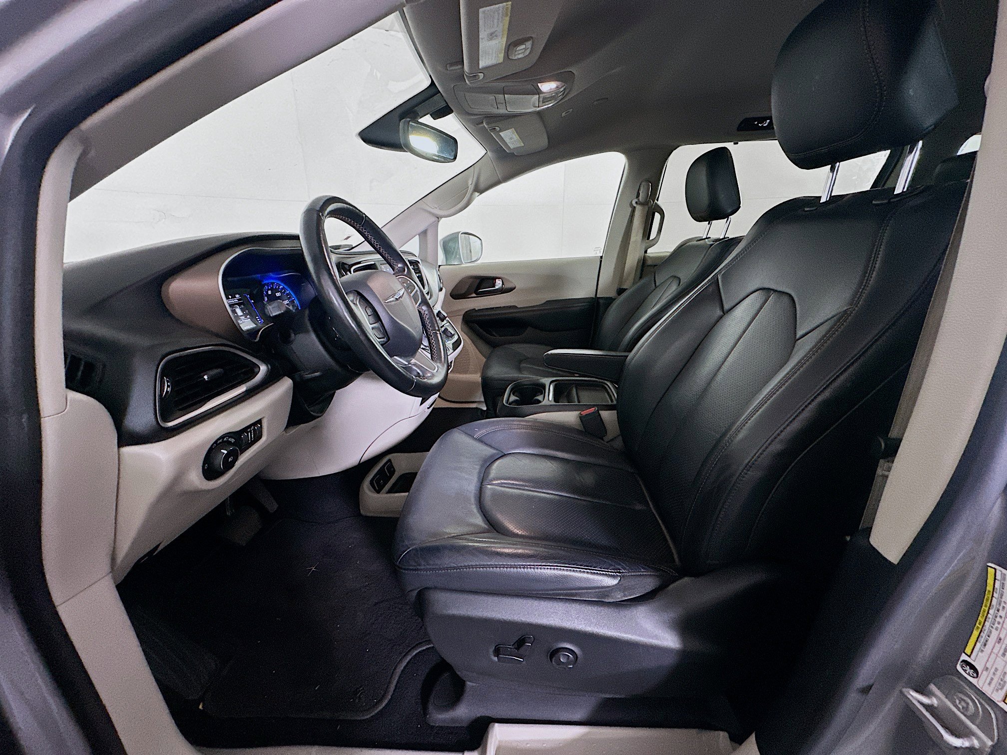 Used 2019 Chrysler Pacifica Touring-L FWD image 13
