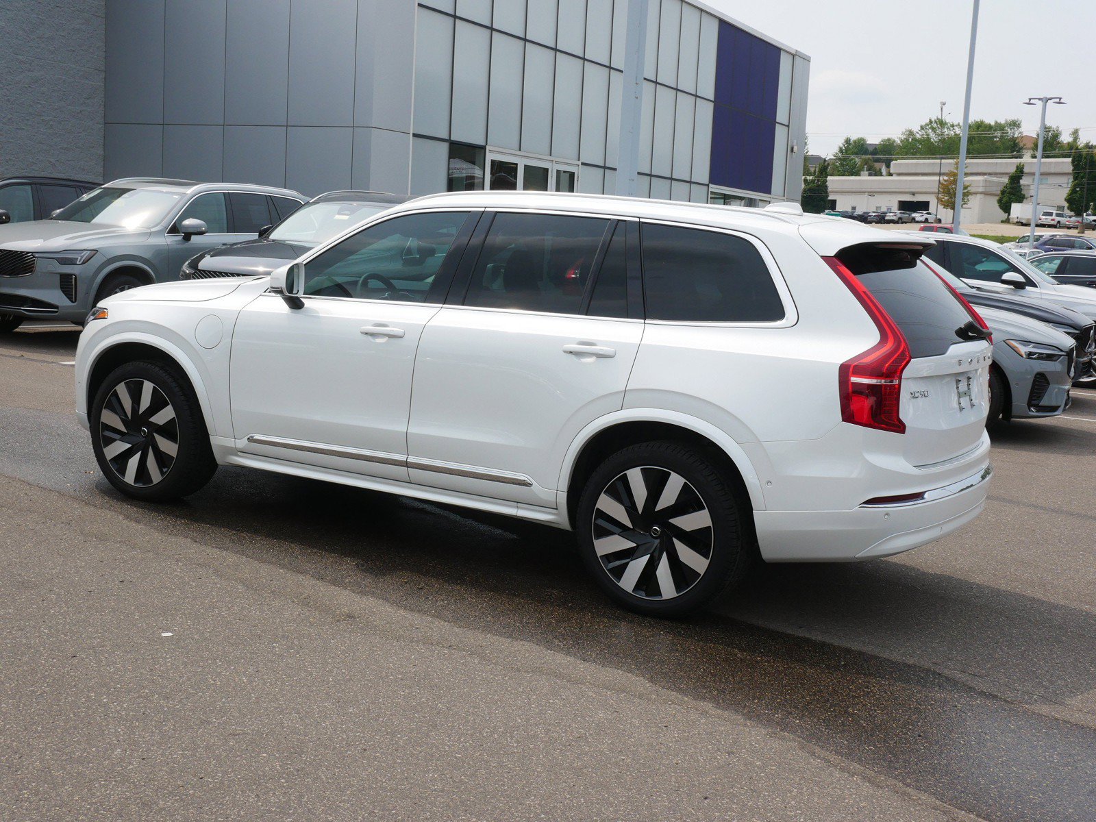 Certified 2025 Volvo XC90 T8 Plus w/ Protection Package Premier AWD/4WD image 5