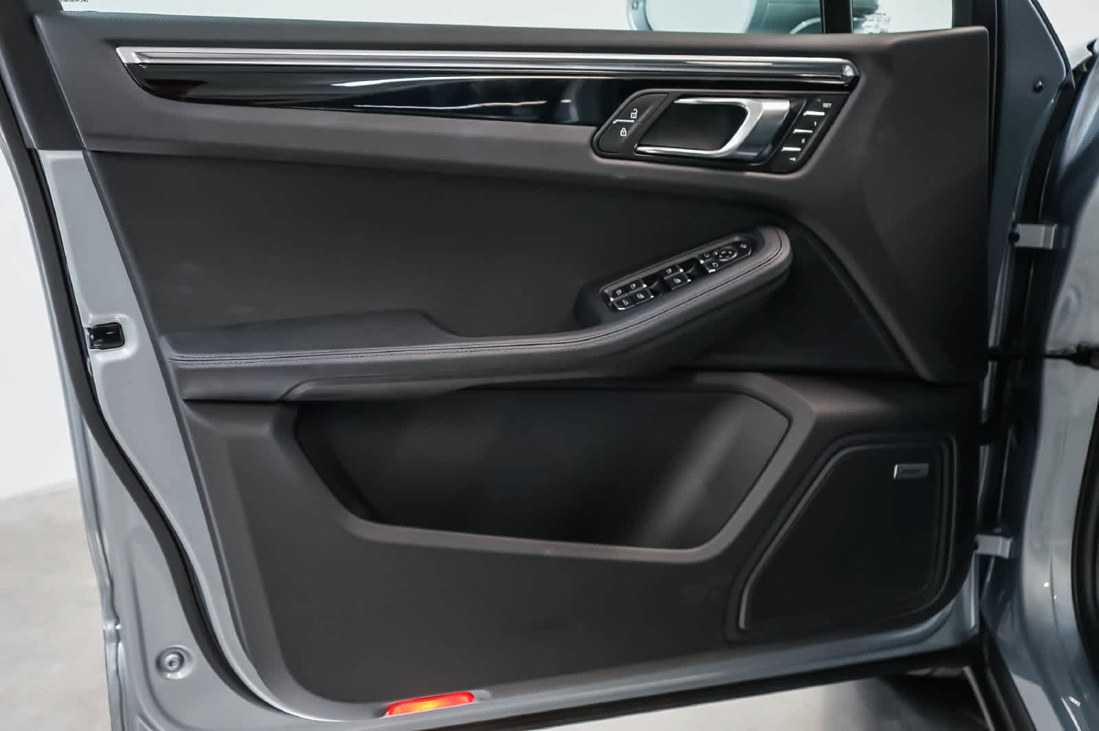 Certified 2026 Porsche Macan AWD/4WD image 27